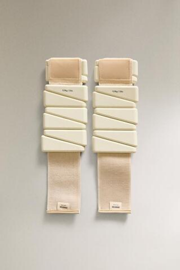ZARA HOME НАБОР СПОРТИВНЫХ БРАСЛЕТОВ И НАПУЛЬСНИКОВ С УТЯЖЕЛИТЕЛЯМИ (2 ШТ.), ЭКРЮ