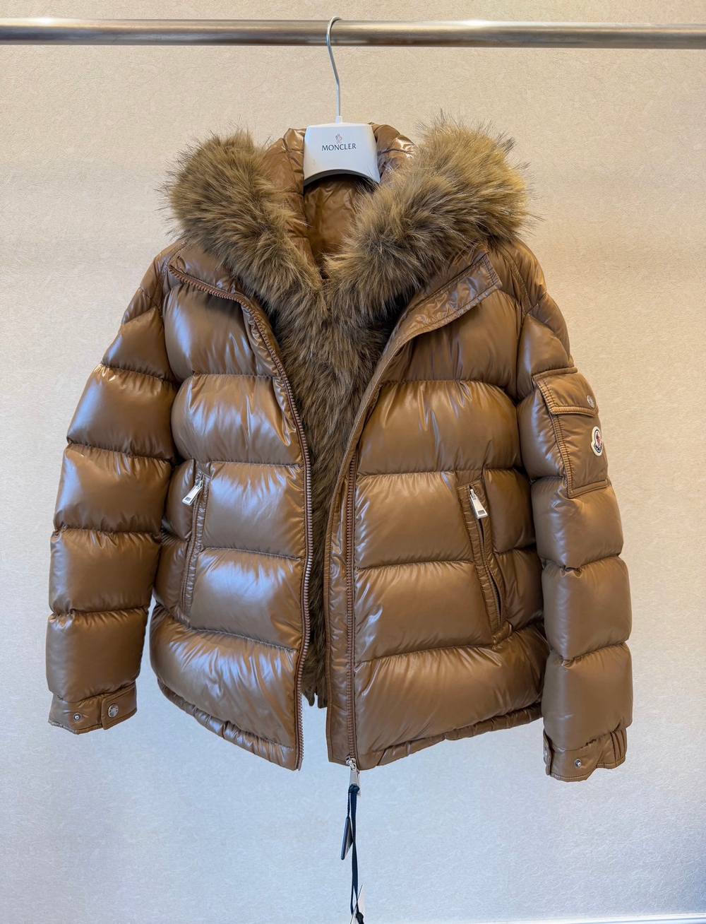 Женский пуховик Moncler с меховым жилетом — карамельный — фото 2
