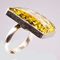 Серебряное кольцо с янтарем