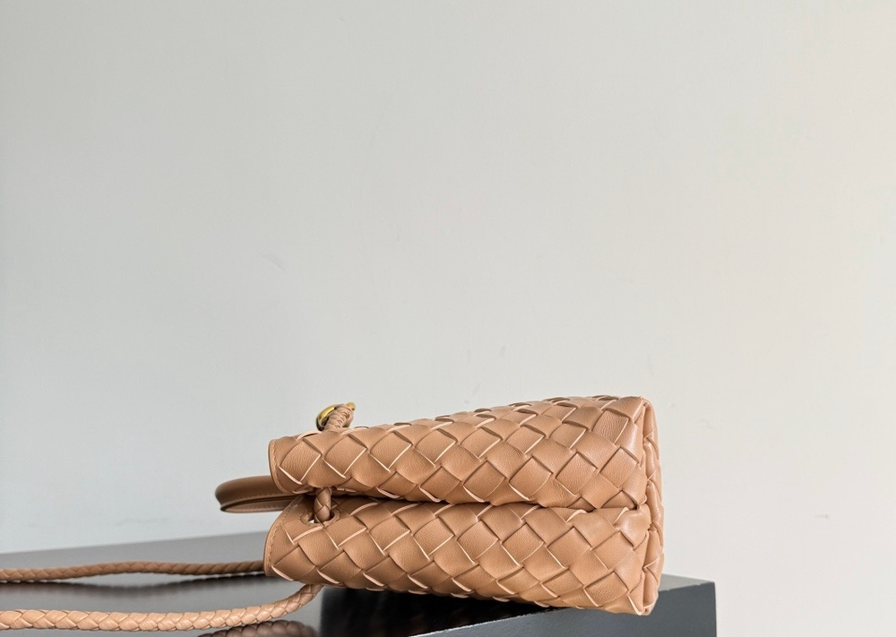 Сумка Bottega Veneta Andiamo Small — бежевая — фото 4