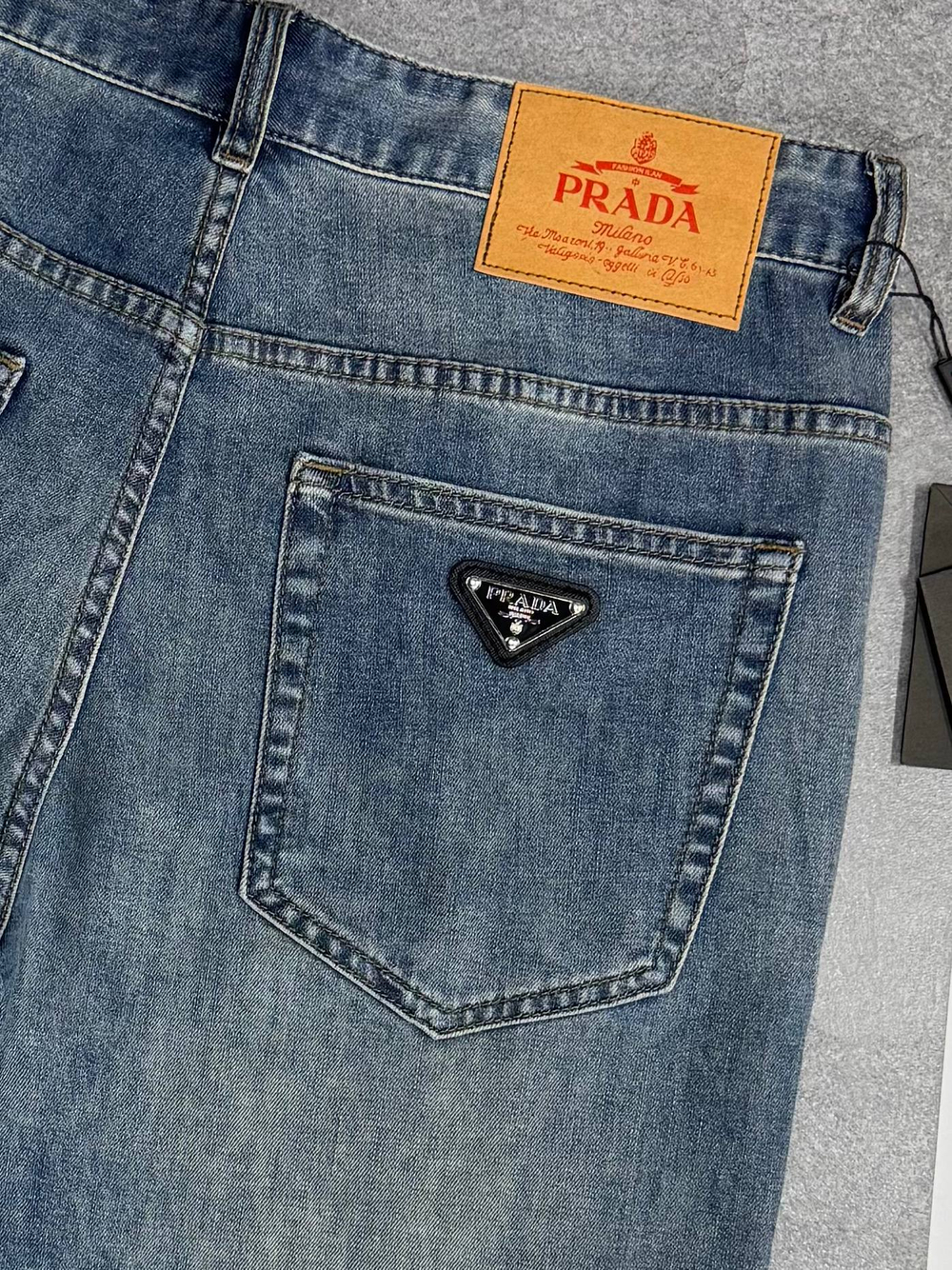 Джинсы Prada