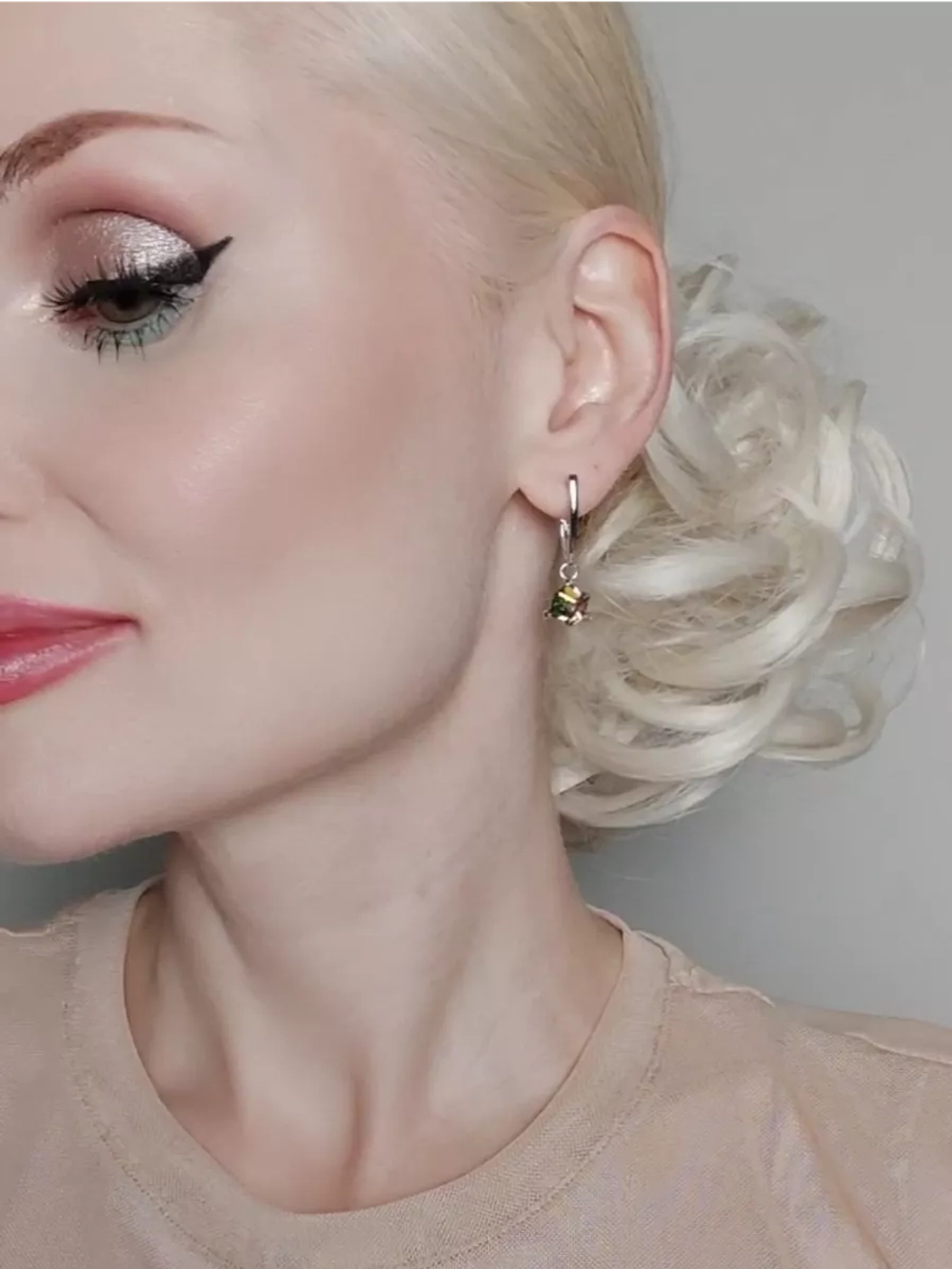 Серьги-подвески Миражи с зеленым кубиком Swarovski