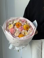Букет из георгин, диантусов, кустовых пионовидных и одноголовых роз