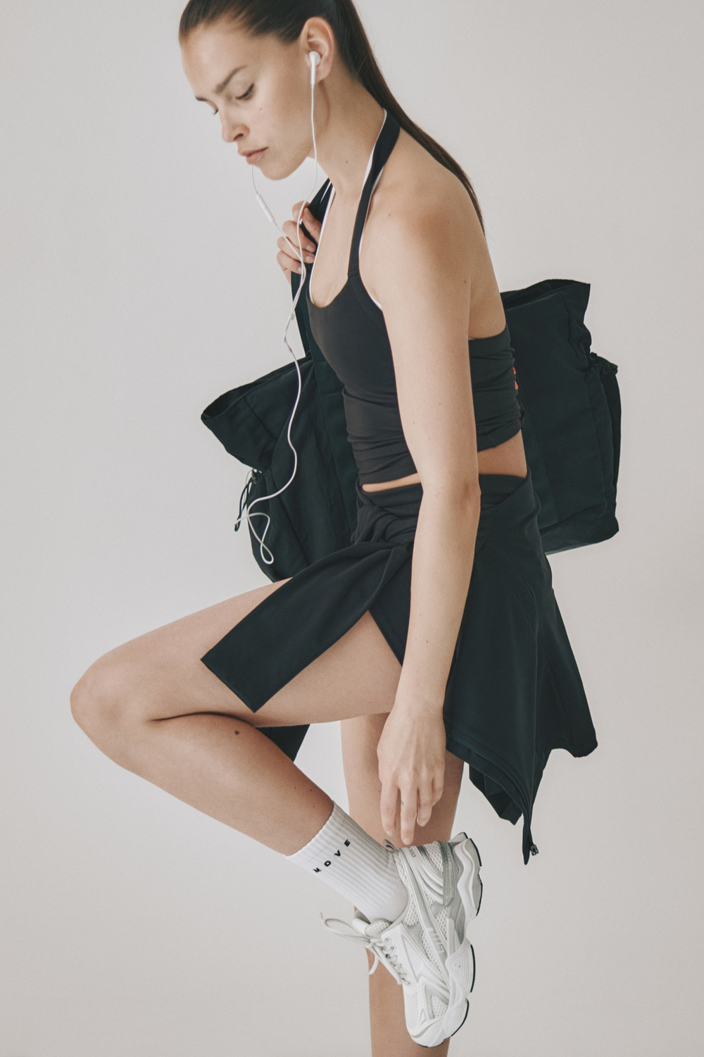 Спортивный топ с бретелью через шею SoftMove™ - H&M