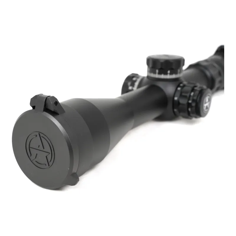 Оптический прицел ARKON Model A 3-18x50 / Аркон Модель А 3 18 на 50 - крупный план крышки объектива с логотипом