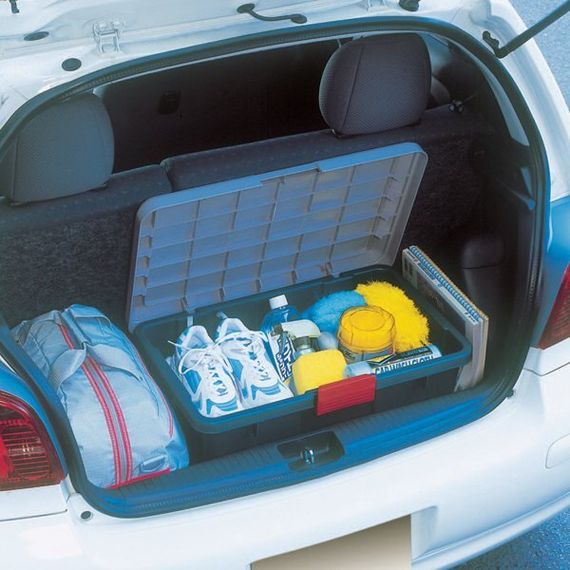 Экспедиционный ящик IRIS RV Box 600F, в багажнике автомобиля.