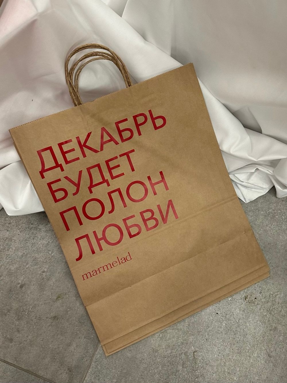 Упаковка букета в фирменный крафт пакет