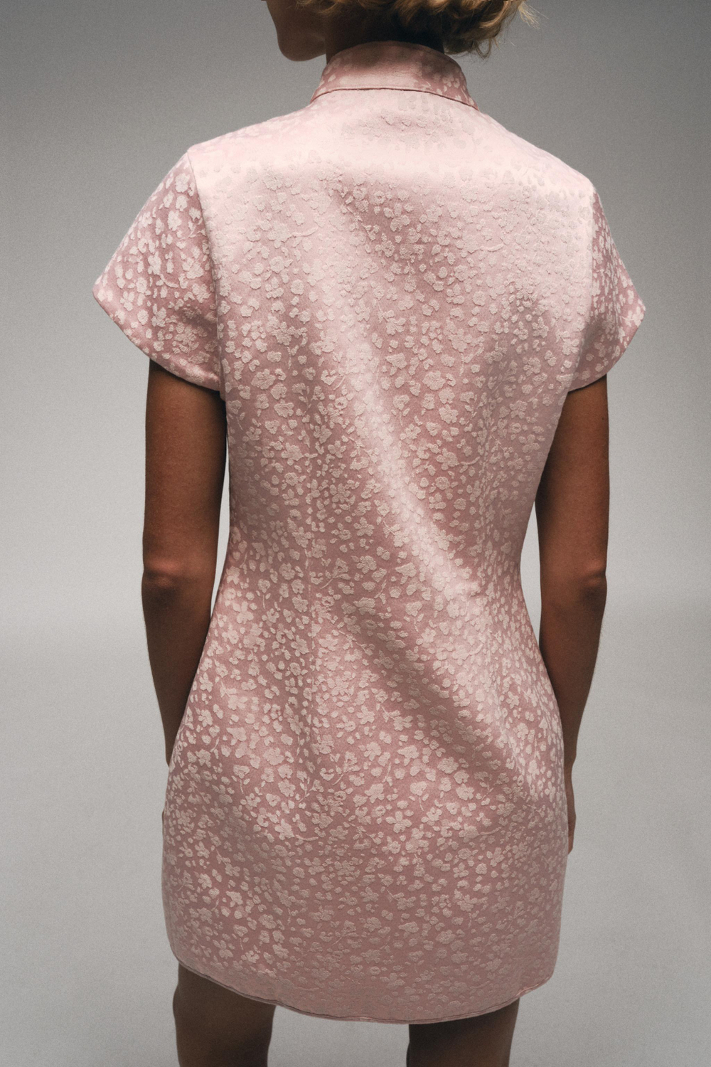 КОРОТКОЕ ЖАККАРДОВОЕ ПЛАТЬЕ — ZARA