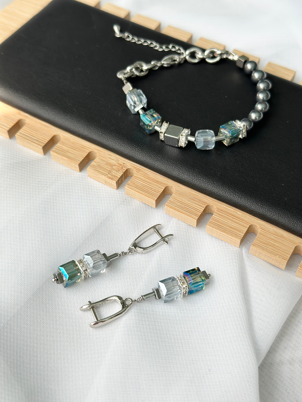 Браслет из радужных и дымчато-серых кристаллов Swarovski,темного жемчуга Майорка и гематита, серебро