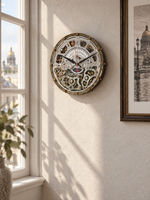 Настенные часы «Санкт-Петербург» с шестерёнками на светлой стене у окна, городской декор для современного эклектичного интерьера