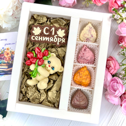 Шоколадный набор "С 1 сентября. Мишка с тюльпанами»: шоколадка-надпись и 4 конфеты ручной работы
