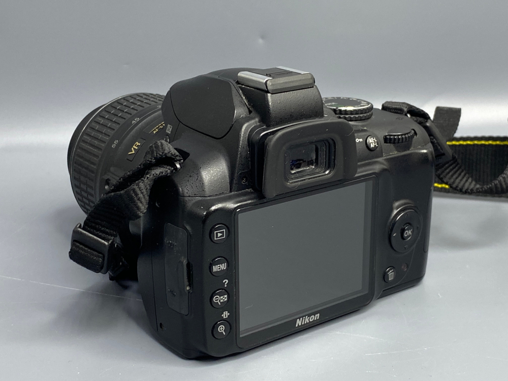 Nikon D3000 Kit 18–55mm — 19 030 кадров