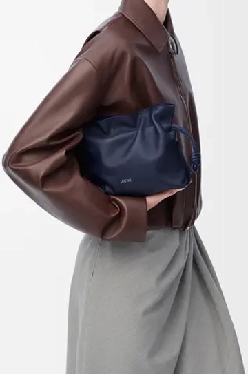 Loewe Мини-клатч Flamenco из телячьей кожи наппа, темно-синий