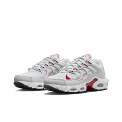 alt="Красный логотип Swoosh на Nike Air Max Terrascape Plus Pure Platinum Gym Red"