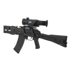 Тепловизионный прицел Sytong XM06-50LRF / Сайтонг ИКС М06 50 ЛРФ (с дальномером) - вид сбоку, установлен на оружие