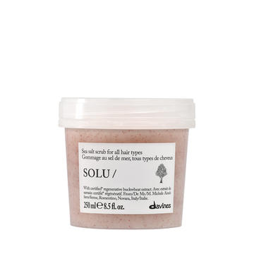 DAVINES SOLU Скраб с морской солью для всех типов волос