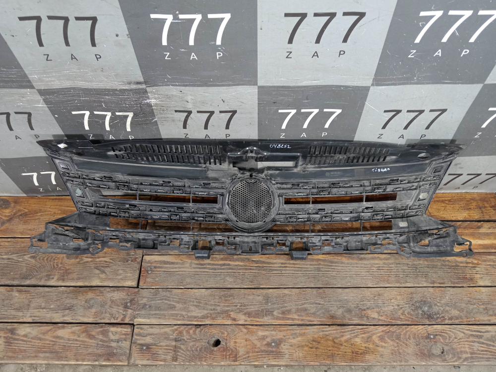 Решетка радиатора Volkswagen Tiguan 1 11-18 Б/У Оригинал 5N0853651J9B9