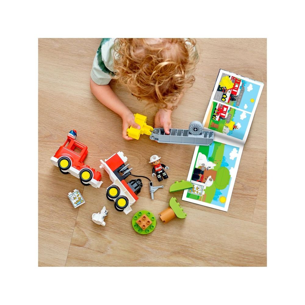 Конструктор LEGO Duplo 10969 Пожарная машина с мигалкой