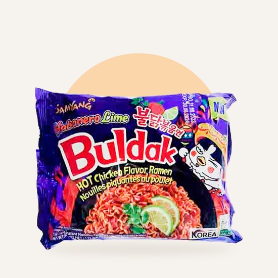 Лапша быстрого приготовления Samyang Habanero Lime со вкусом перца хабанеро и ла — на фирменном фоне OH MY GEEK