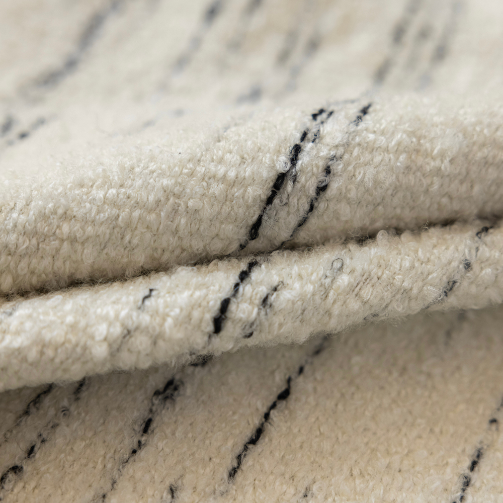 Шерстяная портьерная ткань «Ivory Pinstripe Bouclé» — плотное букле с вертикальной графитовой полосой для штор от пола до потолка