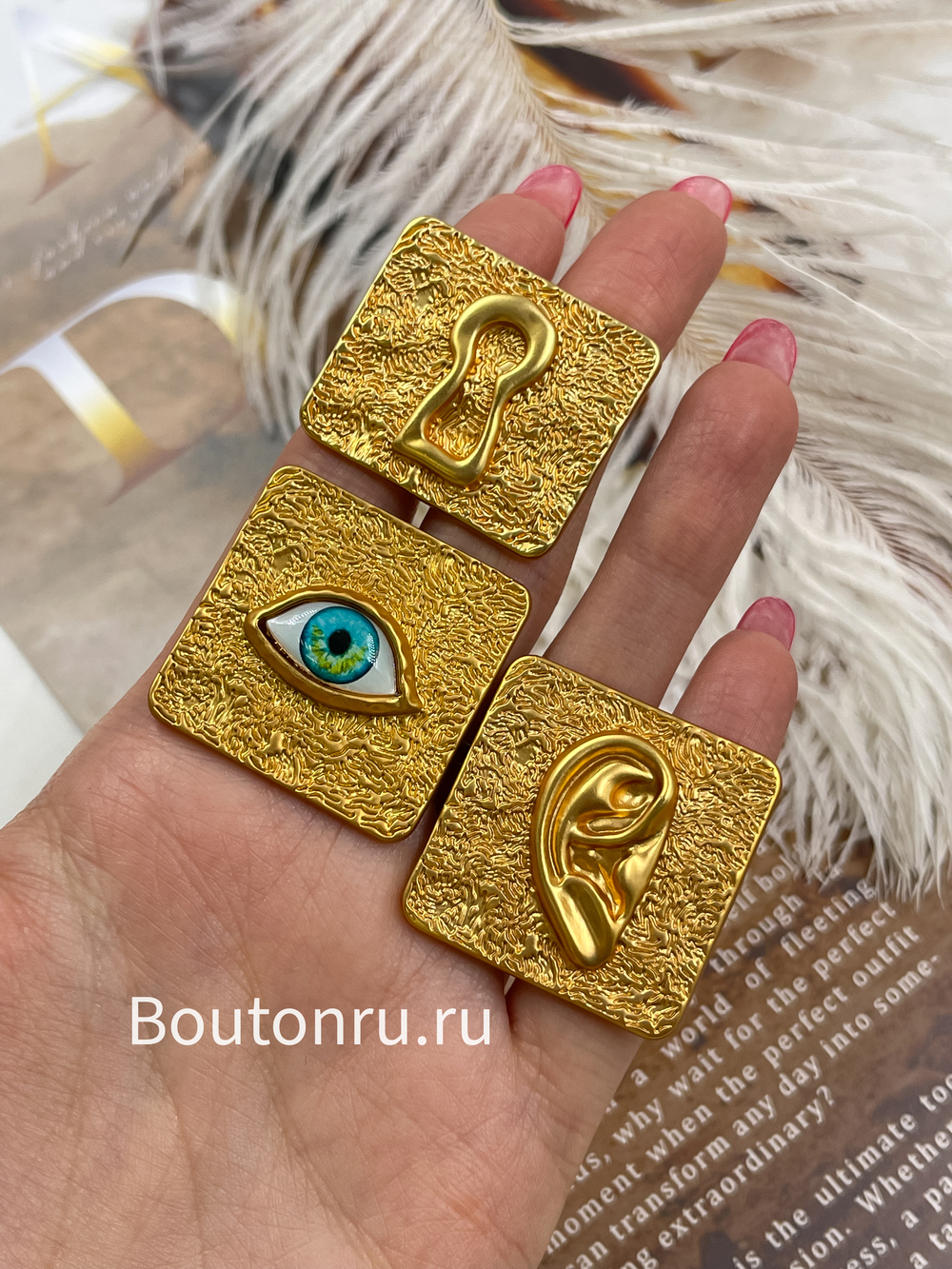 Шляпки под установочные кнопки Скиап. золотистые квадратные с ухом