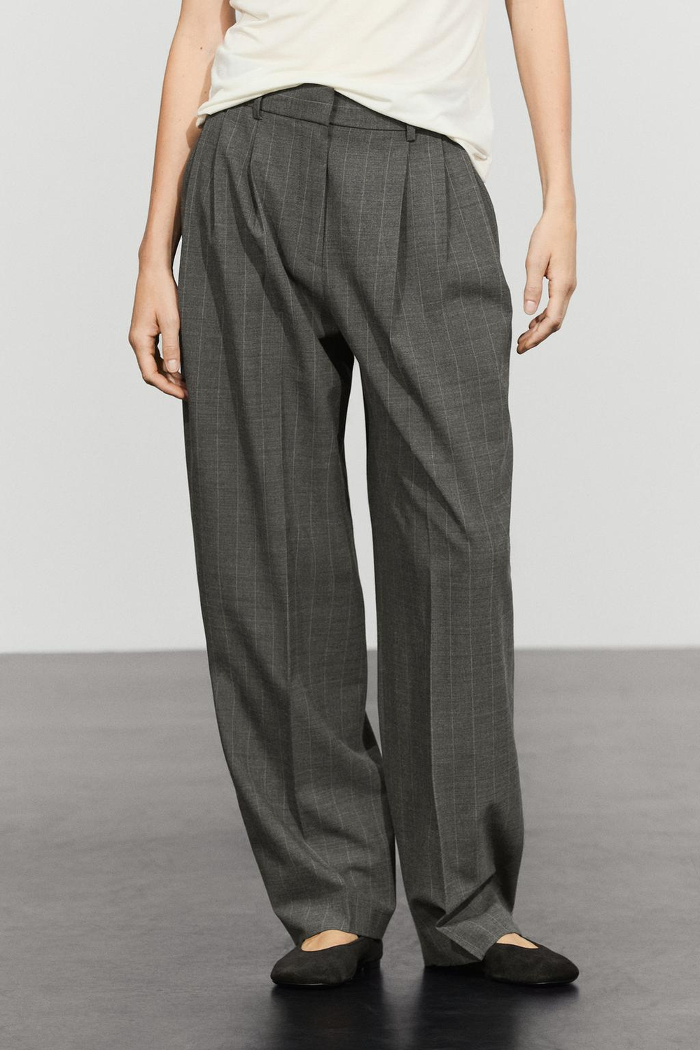 Massimo Dutti Брюки кроя carrot в тонкую полоску, угольный