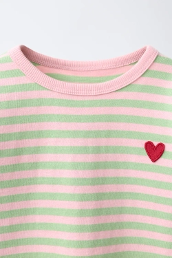 ZARA ЛОНГСЛИВ В ПОЛОСКУ С ВЫШИВКОЙ «СЕРДЦЕ», МЯГКИЙ ЗЕЛЕНЫЙ