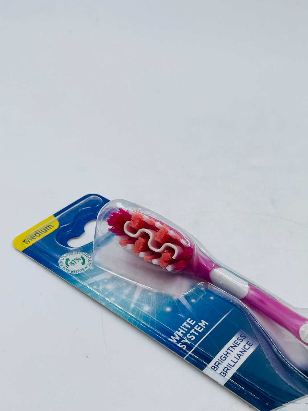 Pepsodent Зубная щетка с перлитом White System Medium средней жесткости, 1 шт., розового цвета