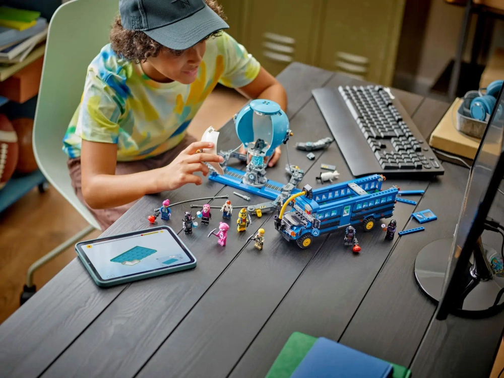 Конструктор LEGO Fortnite 77073 Боевой автобус