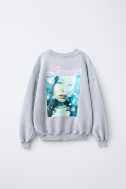 ZARA ТОЛСТОВКА С ПРИНТОМ JENNIE ©™, МЯГКИЙ СЕРЫЙ