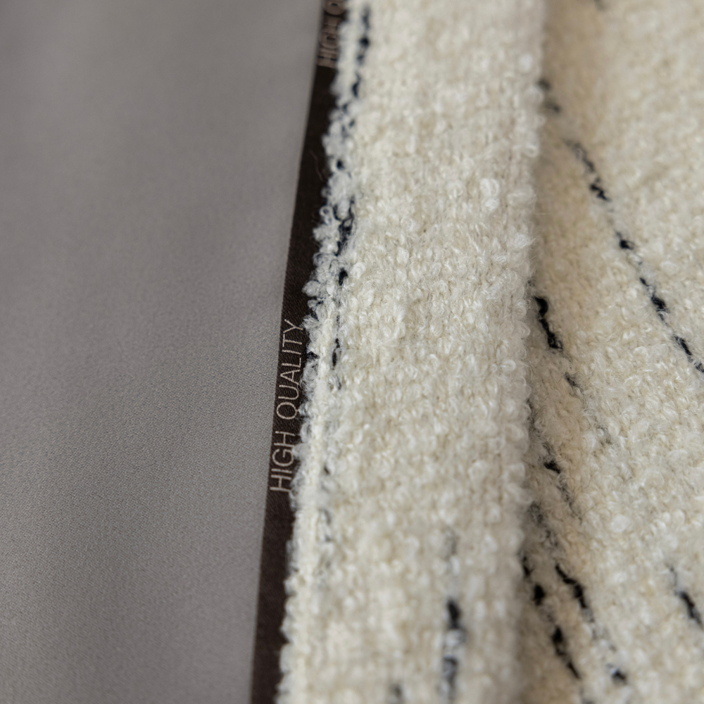 Шерстяная портьерная ткань «Ivory Pinstripe Bouclé» — плотное букле с вертикальной графитовой полосой для штор от пола до потолка