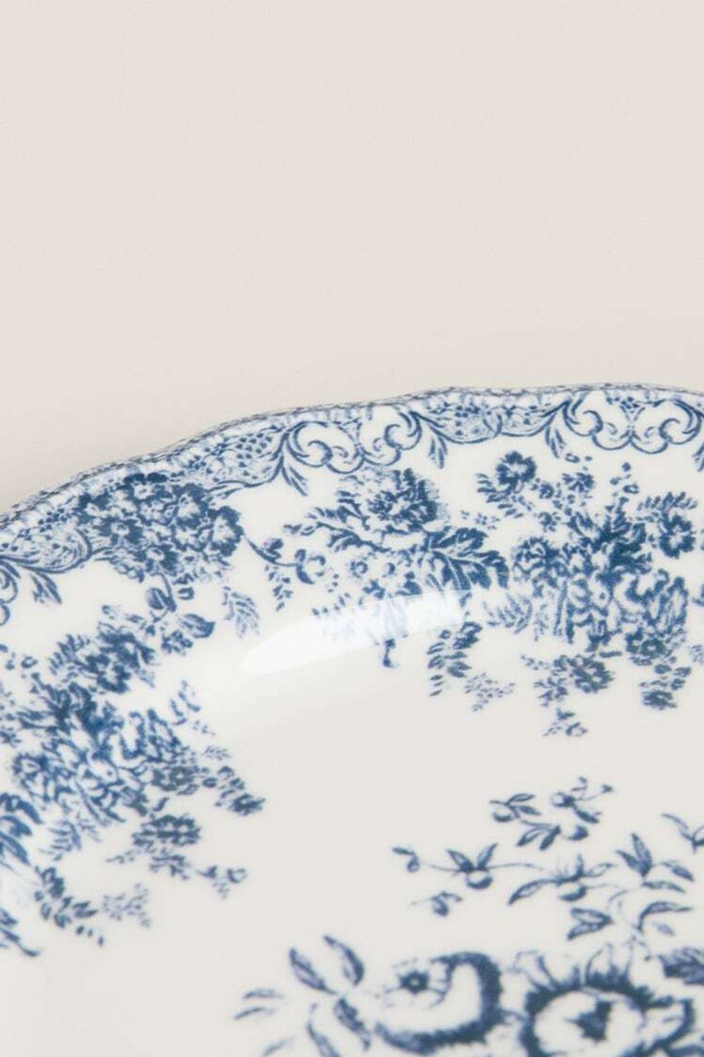 ZARA HOME КЕРАМИЧЕСКАЯ ПЛОСКАЯ ТАРЕЛКА С ЦВЕТАМИ, СИНИЙ