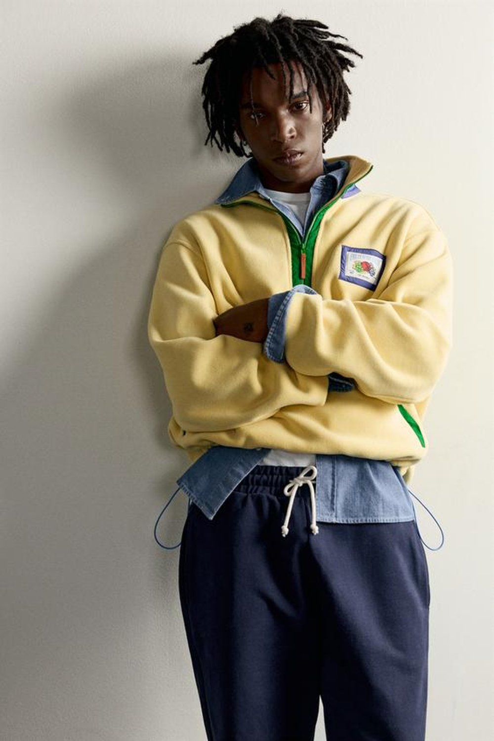 ZARA - FRUIT OF THE LOOM™ ФЛИСОВАЯ ТОЛСТОВКА С НАШИВКАМИ, ЖЕЛТЫЙ