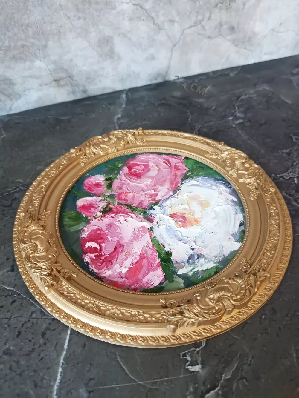 Картина в круглой рамке