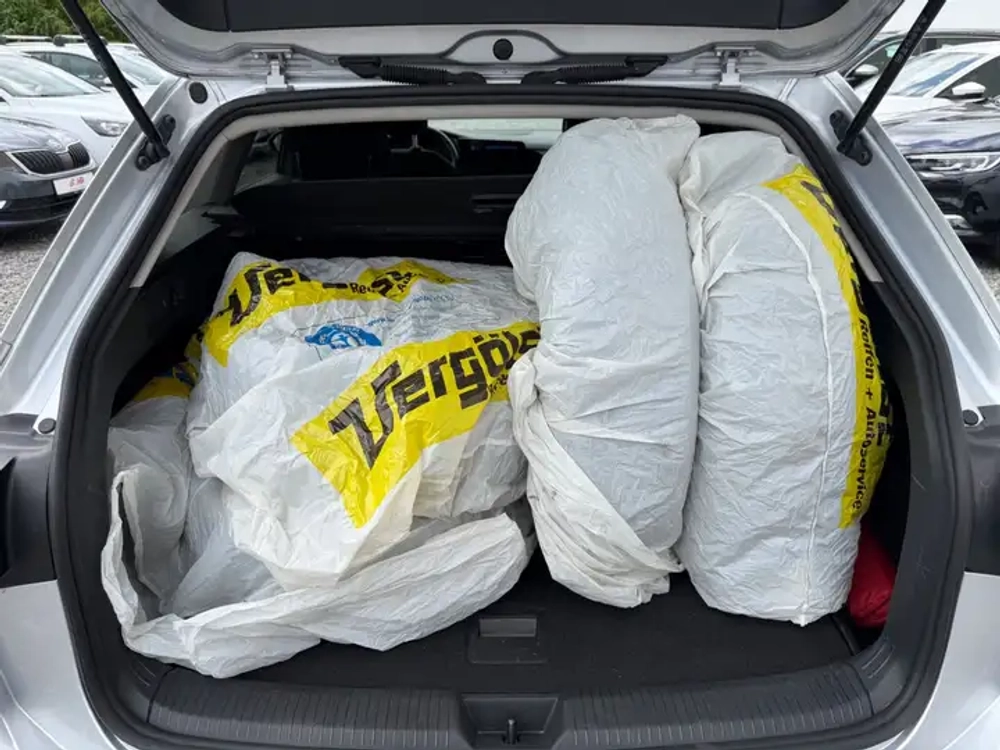 Volkswagen Golf VIII поколения в кузове Variant (универсал)