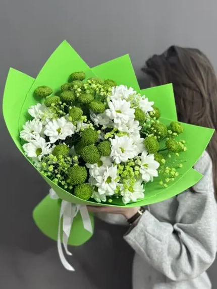 Букет из кустовых хризантем в зеленой гамме