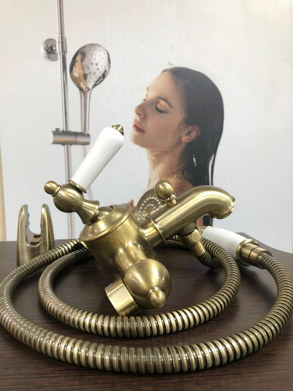 Смеситель для ванны с коротким изливом с аксессуарами Bravat Art