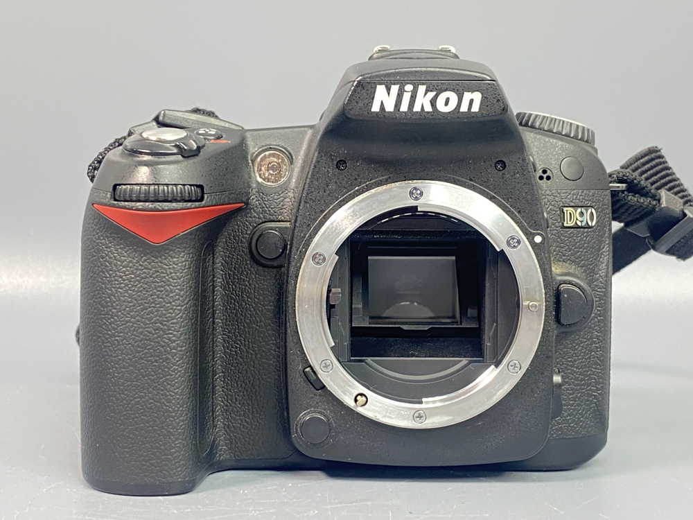 Nikon D90 Залипает зекрало