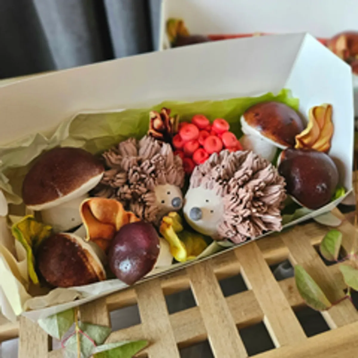Зефир в коробке «Ежики с грибами» / 24*10 см