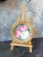 Картина в круглой рамке
