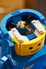 Конструктор LEGO Minifigures 40921 Up-Scaled Blue Astronaut Minifigure