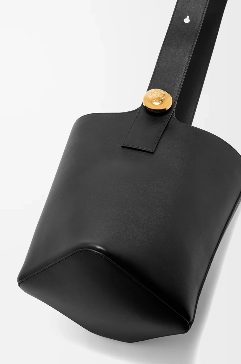 Loewe Сумка-ведро среднего размера Pebble из гладкой телячьей кожи, черный