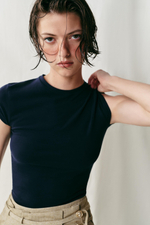 ПРИТАЛЕННАЯ ФУТБОЛКА С КОРОТКИМИ РУКАВАМИ — ZARA