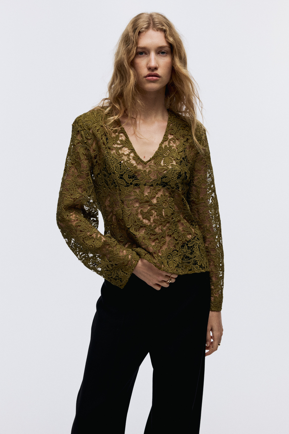 Кружевная блуза с V-образным вырезом - H&M