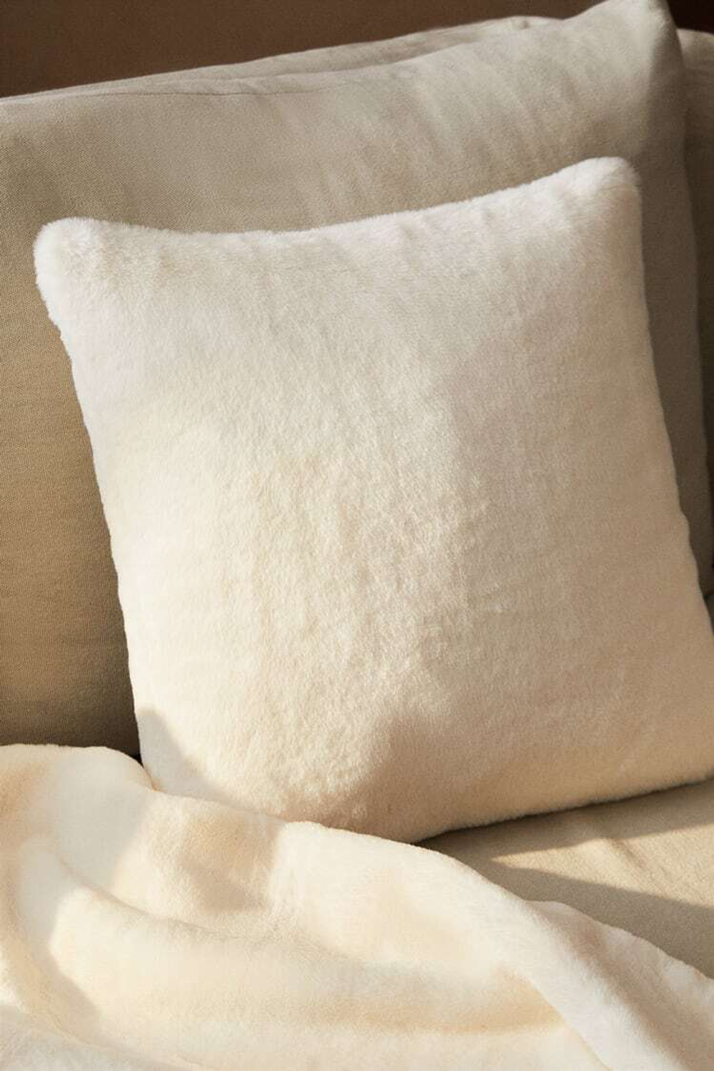 ZARA HOME ЧЕХОЛ НА ПОДУШКУ ИЗ ИСКУССТВЕННОГО МЕХА, БЕЛЫЙ