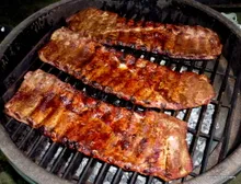 Керамический гриль Big Green Egg L Large (Большой), 46 см на столе из дуба