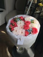Букет из кустовых роз, оксипеталума и хризантемы