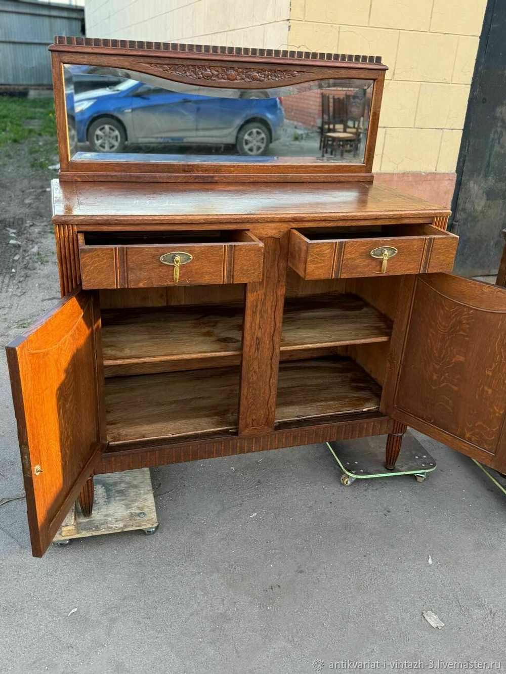 Старинный комод с зеркалом