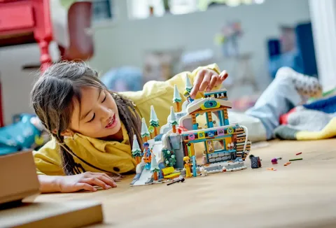Конструктор LEGO Friends 41756 Каникулы: Лыжная трасса и кафе