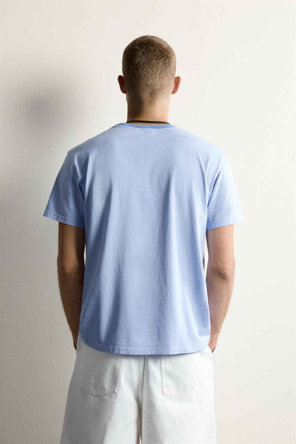 ФУТБОЛКА RELAXED FIT С КОНТРАСТНЫМ ВЫРЕЗОМ — ZARA